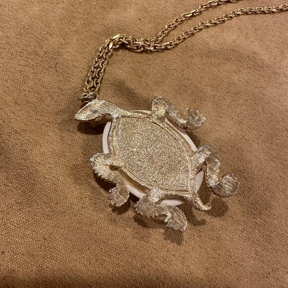 Vintage Turtle Pendant Necklace White Milk Glass Cabochon Gold Tone Link Chain - Picture 5 of 10